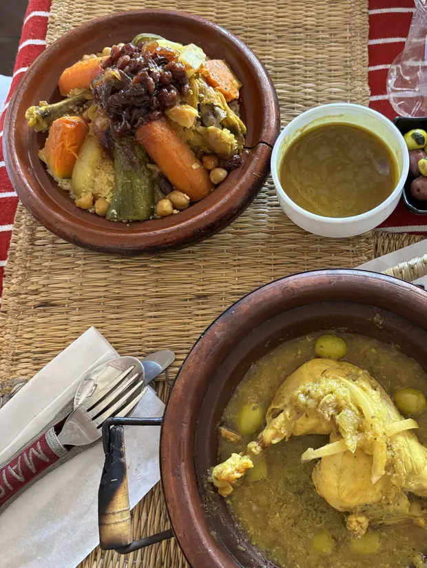 Un couscous aux légumes et un tajine de poulet aux olives, servis côte à côte