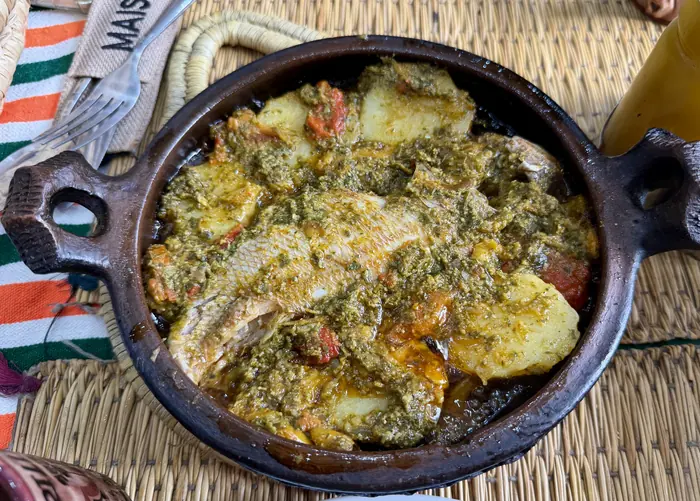 Tajine de poisson : un poisson entier mijoté aux herbes, avec pommes de terre et tomates